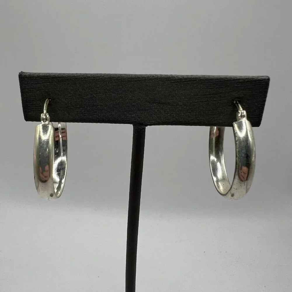 Pierced Hoop Earrings Shiny Silver Tone‎ 1 inch Saddleback Hinged Closure